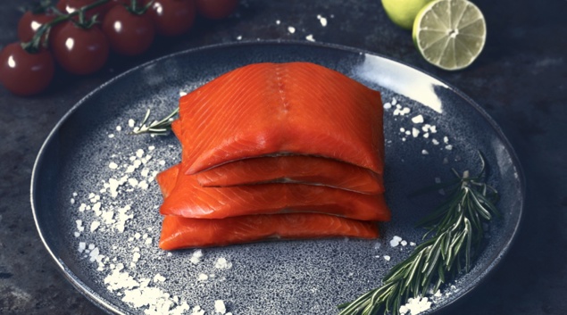 Filety divokého aljašského lososa nerka na sobě