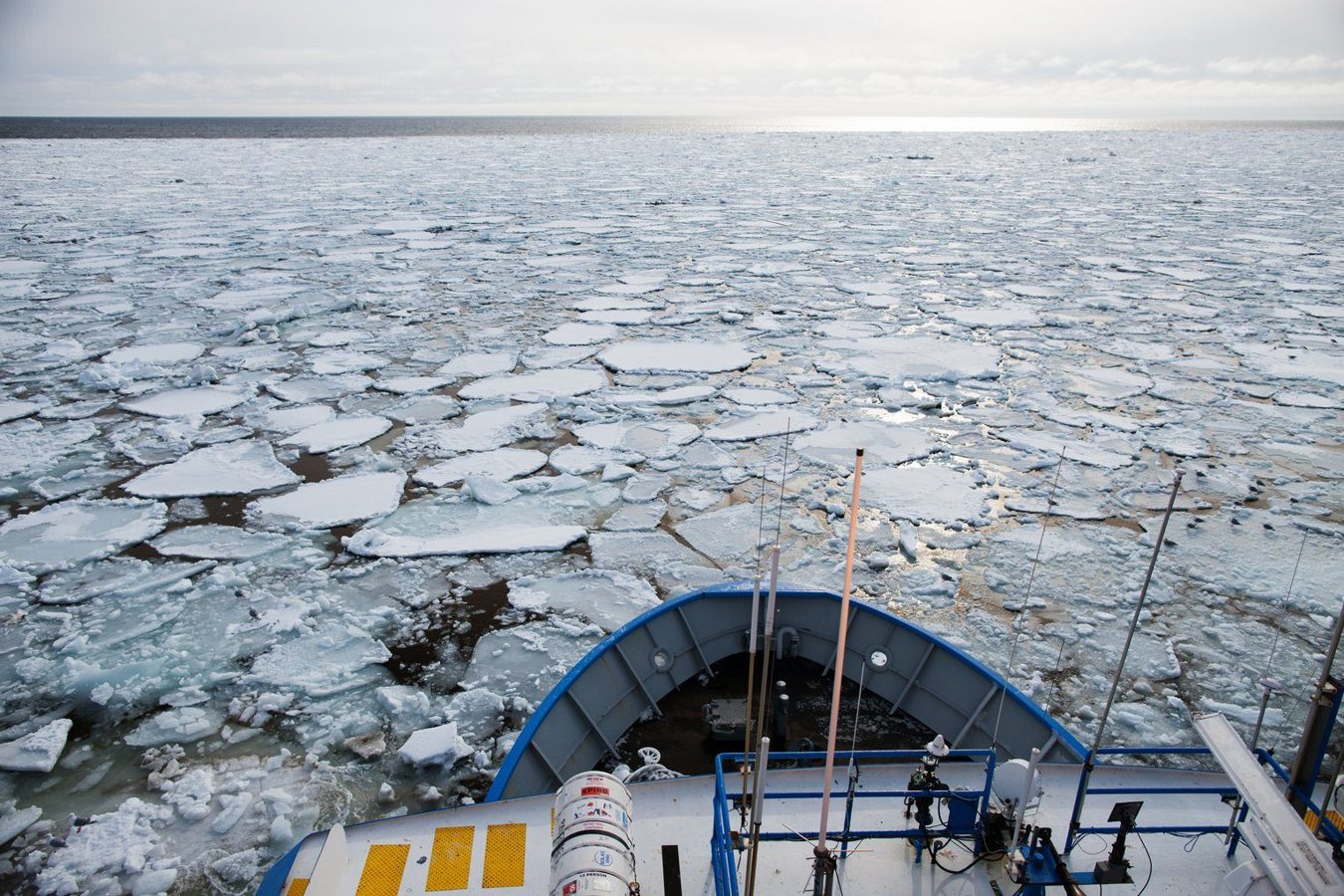 Loď plující mezi ledovými krami