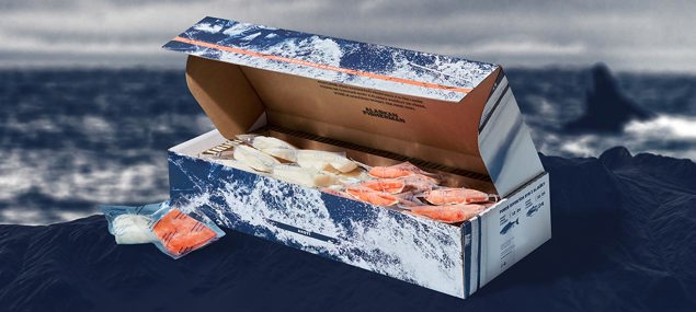 Velký box s vakuově balenými porcemi divoké pacifické tresky a lososa nerka na skále