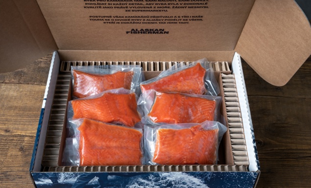 Malý box s vakuově balenými porcemi divokého lososa nerka